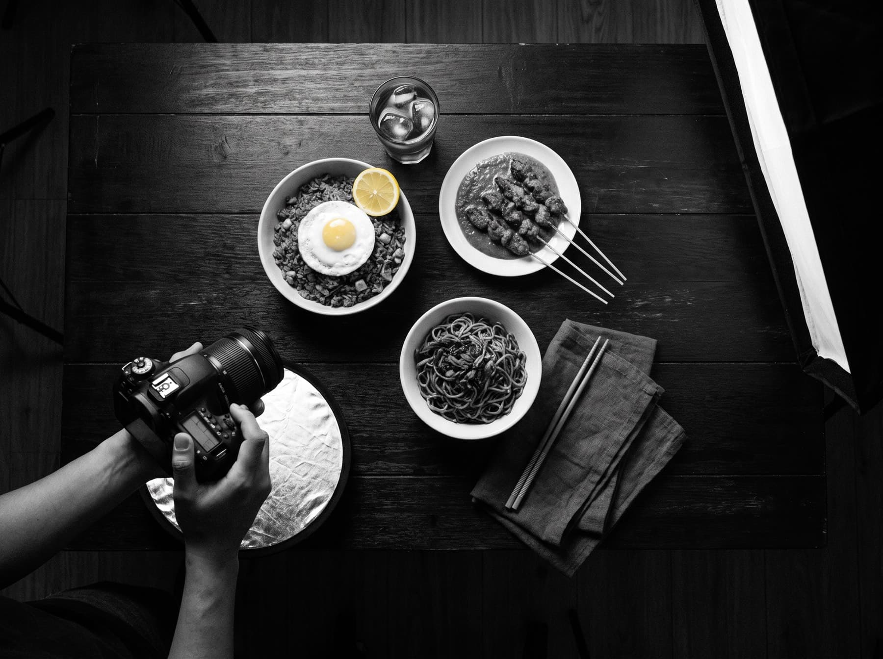 Sesi foto menu dari atas: nasi goreng, sate, dan mie ayam